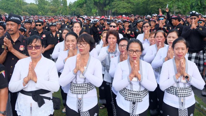 Gelar Agung Pecalang Bali Pecalang atau satuan pengamanan desa adat Bali meneriakkan yel-yel saat mengikuti Gelar Agung Pecalang Bali di kawasan Renon, Denpasar, Bali, Sabtu (17/5/2025). Kegiatan yang dihadiri ribuan pecalang dari seluruh Bali tersebut digelar untuk menyatakan sikap menolak ormas yang berkedok menjaga keamanan dan ketertiban dengan tindakan premanisme serta mendukung Sistem Keamanan Terpadu Berbasis Desa Adat (Sipandu Beradat) dan medukung TNI-Polri dalam penyelenggaraan keamanan dan ketertiban di Bali. ANTARA FOTO/Nyoman Hendra Wibowo/YU
