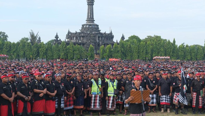 Gelar Agung Pecalang Bali Pecalang atau satuan pengamanan desa adat Bali meneriakkan yel-yel saat mengikuti Gelar Agung Pecalang Bali di kawasan Renon, Denpasar, Bali, Sabtu (17/5/2025). Kegiatan yang dihadiri ribuan pecalang dari seluruh Bali tersebut digelar untuk menyatakan sikap menolak ormas yang berkedok menjaga keamanan dan ketertiban dengan tindakan premanisme serta mendukung Sistem Keamanan Terpadu Berbasis Desa Adat (Sipandu Beradat) dan medukung TNI-Polri dalam penyelenggaraan keamanan dan ketertiban di Bali. ANTARA FOTO/Nyoman Hendra Wibowo/YU