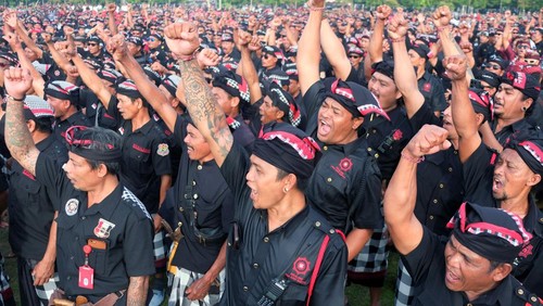 Pecalang atau satuan pengamanan desa adat Bali meneriakkan yel-yel saat mengikuti Gelar Agung Pecalang Bali di kawasan Renon, Denpasar, Bali, Sabtu (17/5/2025). Kegiatan yang dihadiri ribuan pecalang dari seluruh Bali tersebut digelar untuk menyatakan sikap menolak ormas yang berkedok menjaga keamanan dan ketertiban dengan tindakan premanisme serta mendukung Sistem Keamanan Terpadu Berbasis Desa Adat (Sipandu Beradat) dan medukung TNI-Polri dalam penyelenggaraan keamanan dan ketertiban di Bali. ANTARA FOTO/Nyoman Hendra Wibowo/YU