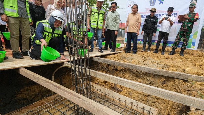 Foto udara alat berat berada di area pembangunan gedung perpustakaan umum daerah di Kendari, Sulawesi Tenggara, Sabtu (17/5/2025). Perpustakaan umum yang dibangun dengan anggaran senilai Rp9,8 miliar bersumber dari Dana Alokasi Khusus (DAK) Perpustakaan Nasional (Perpusnas) Republik Indonesia tersebut guna memenuhi kebutuhan pemustaka sekaligus pusat kegiatan masyarakat berkaitan dengan literasi di daerah itu. ANTARA FOTO/Andry Denisah/YU