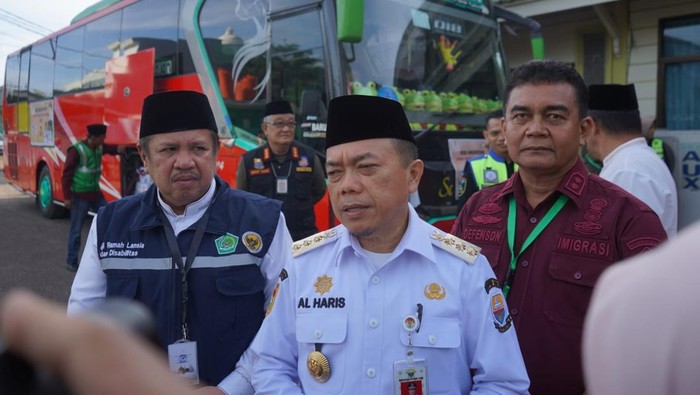 Gubernur Jambi Al Haris usai melepas calon jemaah haji