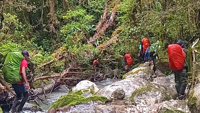 Pendaki bernama Firdaus Ahmad Fauzi (27) ditemukan tewas di Gunung Binaiya, Kabupaten Maluku Tengah, Maluku.