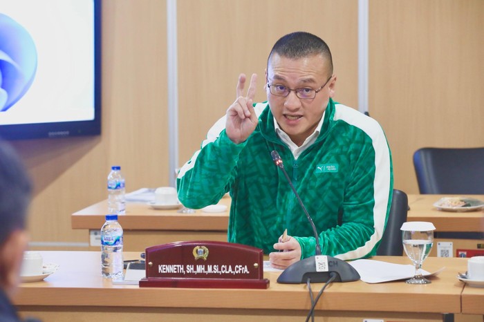 Anggota DPRD DKI Jakarta, Fraksi PDI Perjuangan Hardiyanto Kenneth Pada Saat Melakukan Rapat Evaluasi Kinerja Dengan Dinas Pertamanan dan Hutan Kota DKI Jakarta