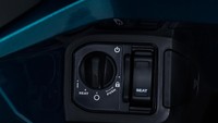 Sementara fiturnya tergolong cukup lengkap. Kuda besi tersebut sudah disematkan lampu full LED, panel instrumen digital, sistem nirkunci pintar atau smart keyless, soket USB untuk charging ponsel, bagasi lega untuk menyimpan helm dan sistem antilock braking system atau ABS berkanal tunggal. Foto: Doc. BoonSiew Honda.