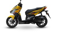 Jika di Indonesia identik dengan warna single tune yang kalem dan minim ornamen, Honda Vario 160 baru di Malaysia justru dibuat ‘heboh’. Bahkan, ada salah satu varian yang memadukan warna kuning, jingga, hitam dan abu-abu di tubuh kendaraan. Foto: Doc. BoonSiew Honda.