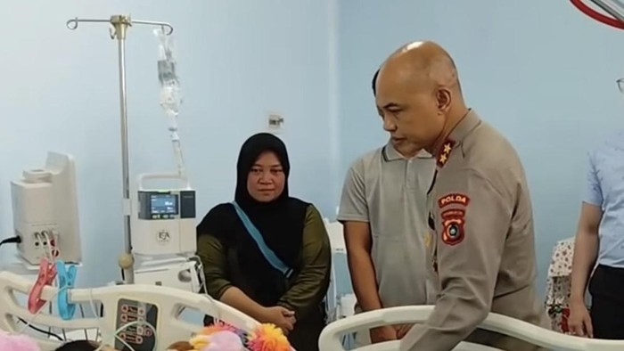 Irjen Hendro Pandowo menjenguk bocah penderita penyakit kelainan darah di RSUD Depati Hamzah Kota Pangkalpinang.