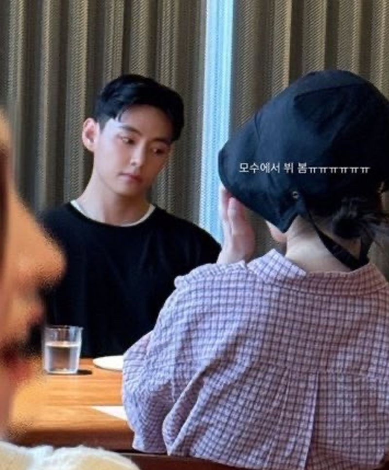 IU dan V BTS terlihat makan bersama di sebuah restoran mewah
