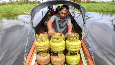 Pakai Perahu Belah Sungai, LPG 3 Kg Dikirim ke Pelosok Kalimantan