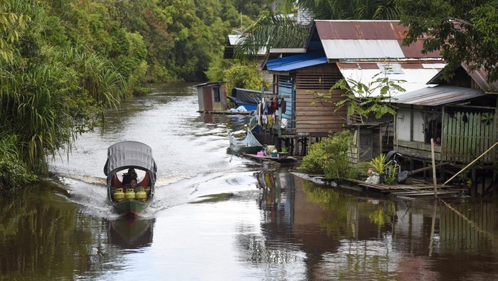 Penjual elpiji pangkalan membawa elpiji 3 kg menggunakan perahu ketinting menyusuri Sungai Enggelam di Desa Enggelam, Kecamatan Muara Wis, Kabupaten Kutai Kartanegara, Kalimantan Timur, Sabtu (17/5/2025). PT Pertamina Patra Niaga Regional Kalimantan dalam menerapkan program Satu Desa Satu Pangkalan, mendistribusikan elpiji 3 kg sekitar 350 tabung yang dikirim seminggu dua kali ke daerah 3T (Tertinggal, Terdepan dan Terluar) di Kalimantan Timur dengan tujuan agar masyarakat dapat dengan mudah membeli elpiji bersubsidi tanpa harus pergi ke tempat yang jauh atau bergantung pada pengecer. ANTARA FOTO/M Risyal Hidayat/rwa.