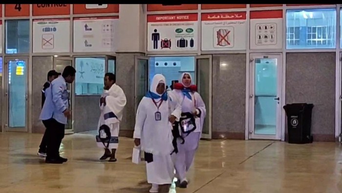 Jemaah haji Indonesia yang berangkat pada gelombang kedua tiba di Jeddah, Arab Saudi. (dok.Media Center Haji)