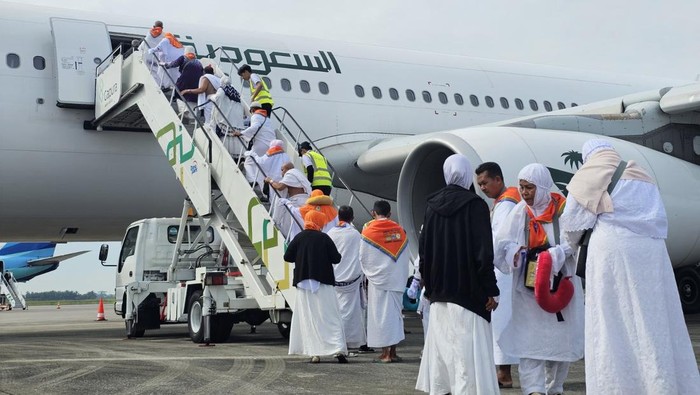 Jemaah haji kloter 12 embarkasi Palembang berangkat ke Jeddah langsung pakai ihram