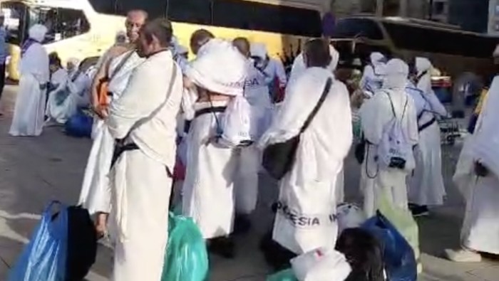 Jemaah haji di Madinah viral di media sosial. Dalam video disebutkan para jemaah terlantar ketika hendak berangkat ke Makkah.