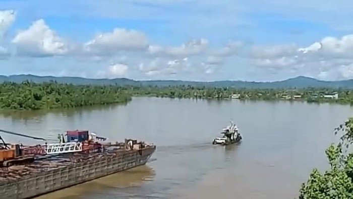 Jembatan Salimbatu di Bulungan ditabrak ponton.