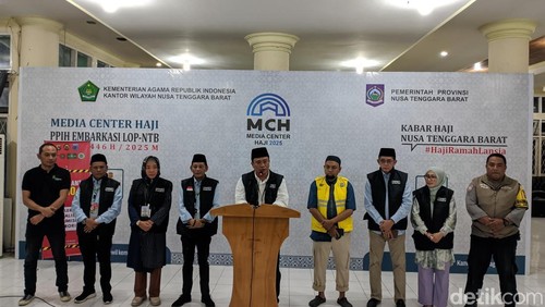 Kepala Kantor Wilayah Kementerian Agama NTB Zamroni Aziz pimpin konferensi pers pemberangkatan jemaah calon haji kloter ke 12 asal NTB, Jumat malam (16/5/2025).