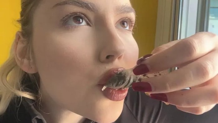 kebiasaan unik wanita makan kantong teh