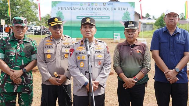 Kapolda Riau Irjen Herry Heryawan dan Bupati Amsar Tanam Pohon di Kepulauan Meranti.