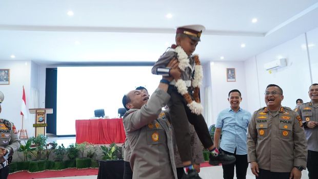 Kapolda Riau Irjen Herry Heryawan disambut polisi cilik saat kunjungan kerja ke Polres Kepulauan Meranti, Sabtu (17/5/2025) pagi.
