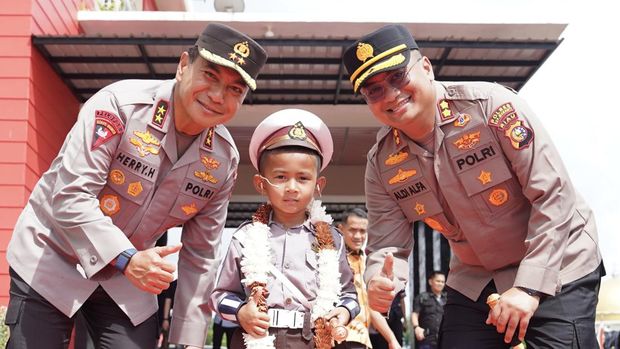 Kapolda Riau Irjen Herry Heryawan disambut polisi cilik saat kunjungan kerja ke Polres Kepulauan Meranti, Sabtu (17/5/2025) pagi.