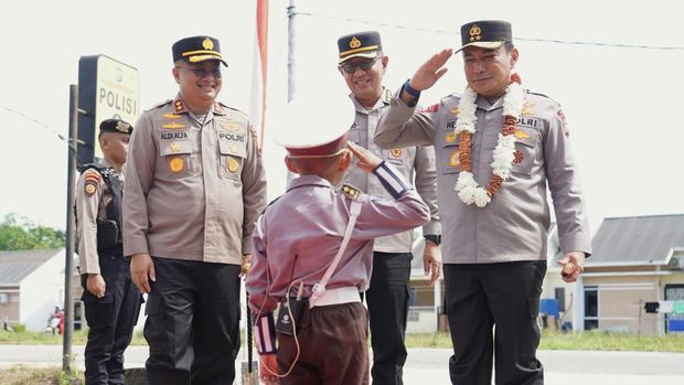 Kapolda Riau Irjen Herry Heryawan disambut polisi cilik saat kunjungan kerja ke Polres Kepulauan Meranti, Sabtu (17/5/2025) pagi.