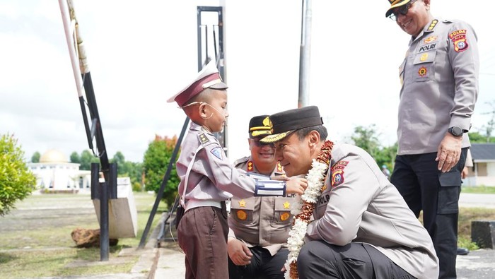 Kapolda Riau Irjen Herry Heryawan disambut polisi cilik saat kunjungan kerja ke Polres Kepulauan Meranti, Sabtu (17/5/2025) pagi.