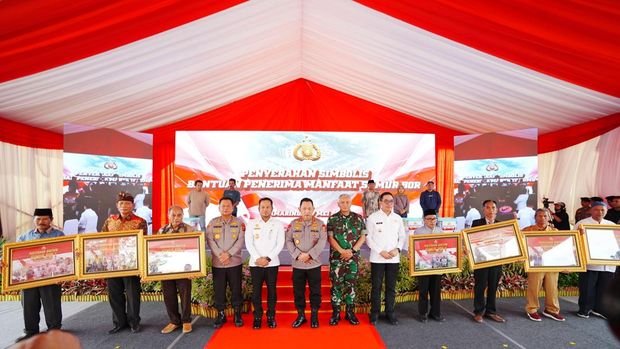 Kapolri Beri Sumur Bor-Bagikan Bansos di Samarinda
