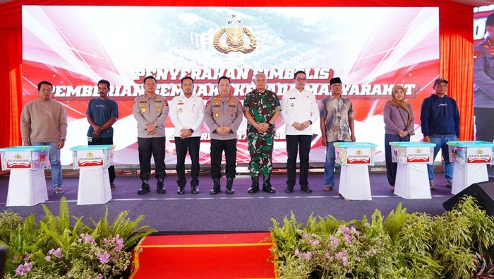Kapolri Beri Sumur Bor-Bagikan Bansos di Samarinda