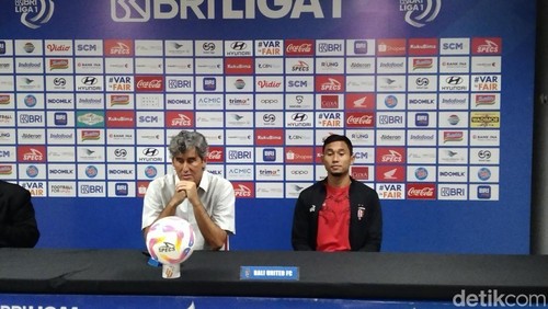 Kapten Bali United, Ricky Fajrin Saputra (kanan) bersama Stefano Cugurra saat konferensi pers seusai melawan Madura United, Sabtu (17/5/2025).