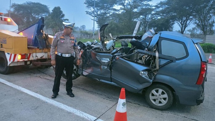 Penampakan Avanza yang ringsek setelah tabrak rtuk di Tol Gempol-Pasuruan