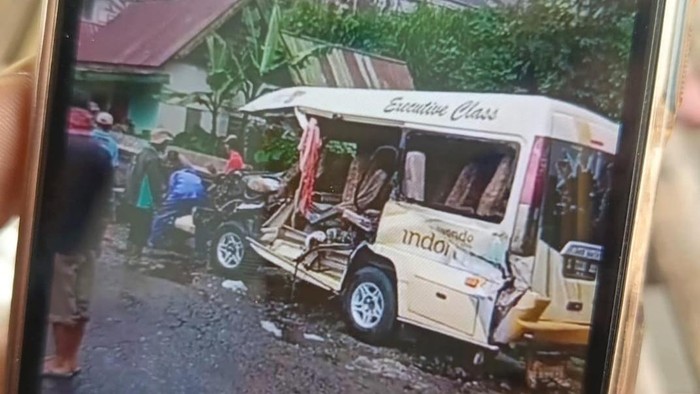Kecelakaan Elf muat rombongan warga Bojonegoro di Tawangmangu, Jawa Tengah.