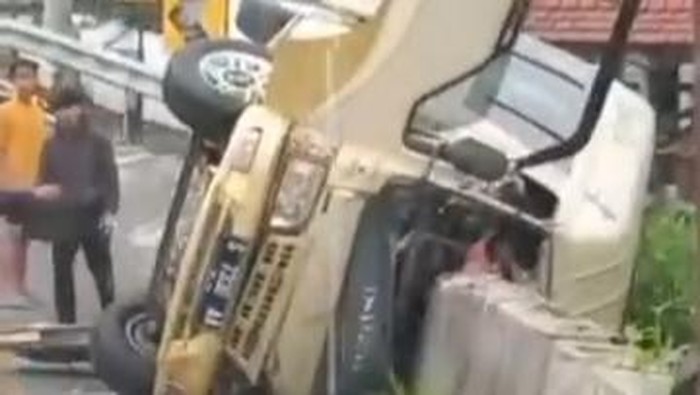 Kecelakaan Elf muat rombongan warga Bojonegoro di Tawangmangu, Jawa Tengah.
