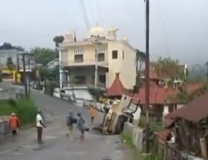 Kecelakaan Elf muat rombongan warga Bojonegoro di Tawangmangu, Jawa Tengah.