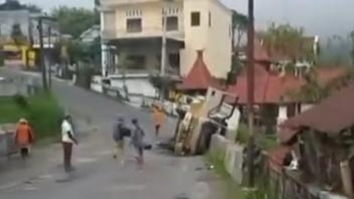 Kecelakaan Elf muat rombongan warga Bojonegoro di Tawangmangu, Jawa Tengah.