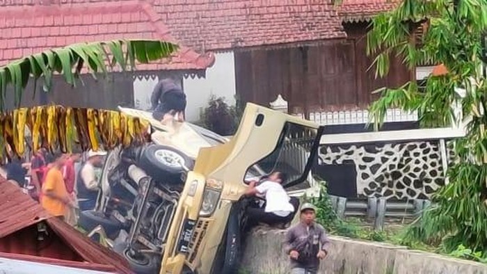 Kecelakaan Elf muat rombongan warga Bojonegoro di Tawangmangu, Jawa Tengah.