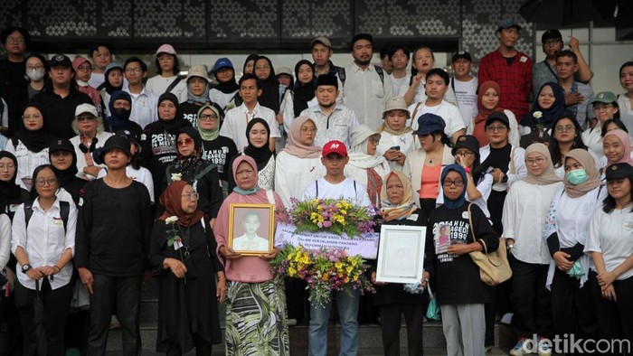 Para aktivis dan keluarga korban tabur doa di Mal Klender. Tragedi ini menjadi catatan kelam sejarah reformasi Indonesia.