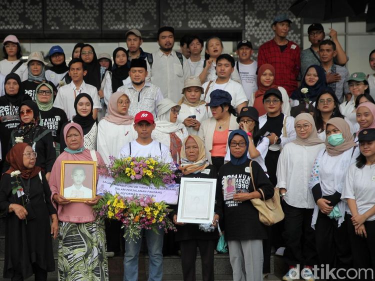 Keluarga Korban Mei 98 Napak Tilas Tragedi Mal Klender
