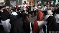 Bunga dan foto-foto diletakkan sebagai bentuk penghormatan bagi para korban tragedi pembakaran Mal Klender 26 tahun silam.