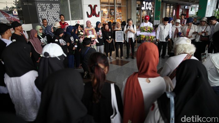 Keluarga Korban Mei 98 Napak Tilas Tragedi Mal Klender Para aktivis dan keluarga korban tabur doa di Mal Klender. Tragedi ini menjadi catatan kelam sejarah reformasi Indonesia.