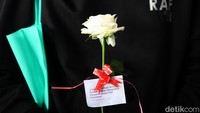 Tangis haru mengiringi doa yang dipanjatkan di depan puing-puing kenangan, di mana ratusan orang pernah terjebak dalam kobaran api.