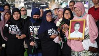 Tragedi Mal Klender menjadi simbol luka mendalam reformasi, yang hingga kini masih menyisakan trauma bagi banyak keluarga.