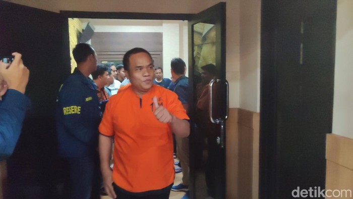 Ketua Kadin Cilegon tersangka pemerasan (Bahtiar Rifai/detikcom) Ketua Kadin Cilegon tersangka pemerasan (Bahtiar Rifai/detikcom)