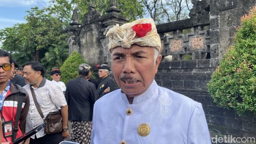 Ketua MDA Bali Ida Panglingsir Agung Sukahet di Lapangan Renon, Denpasar, Sabtu (17/5/2025).