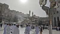 Suhu di Makkah saat ini mencapai 43 derajat Celsius, membuat kondisi di sekitar Masjidil Haram sangat panas dan menantang bagi para jamaah. Kipas angin embun ini berfungsi menyemprotkan kabut air halus sehingga suhu udara di sekitarnya terasa lebih sejuk dan nyaman.