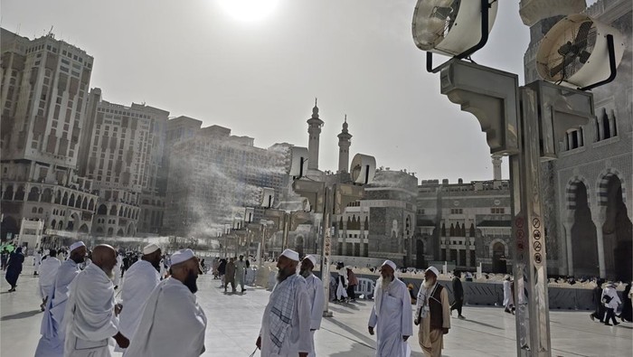 Jamaah calon haji berjalan di bawah kipas angin embun (cooling fan) di Masjidil Haram, Makkah, Arab Saudi, Jumat (16/5/2025). Hal tersebut guna membantu mendinginkan area Masjidil Haram di tengah cuaca panas ekstrem yang mencapai 43 derajat celcius. ANTARA FOTO/Andika Wahyu/Spt.