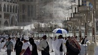 Langkah ini diambil guna menjaga kesehatan dan keselamatan jamaah selama menjalankan ibadah haji di Tanah Suci. Dengan adanya teknologi pendingin ini, jamaah diharapkan dapat lebih fokus beribadah tanpa terganggu oleh cuaca panas yang ekstrem.