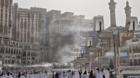 Jamaah calon haji tampak berjalan di bawah kipas angin embun (cooling fan) yang terpasang di area Masjidil Haram, Makkah, Arab Saudi, Jumat (16/5/2025). Penggunaan kipas ini menjadi salah satu upaya untuk memberikan kenyamanan bagi jamaah yang menjalankan ibadah di tengah cuaca panas yang cukup ekstrem.