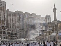 Kipas Angin Embun Redam Panas 43 Derajat Celcius di Masjidil Haram