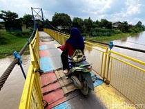 Cerita Relawan Pengatur Lalin di Jembatan Penghubung Ciparay-Sapan