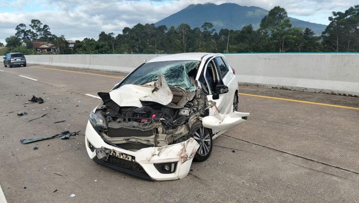 Kondisi mobil Honda Jazz ringsek usai tabrakan dengan Truk di Tol Bogor Arah Sukabumi