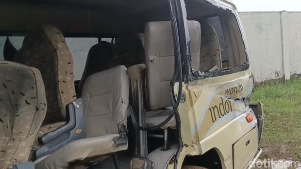 Kondisi Mobil Izusu Elf dengan nomor polisi S-7338-AA yang ringsek di Satlantas Polres Karanganyar, Sabtu (17/5/2025)