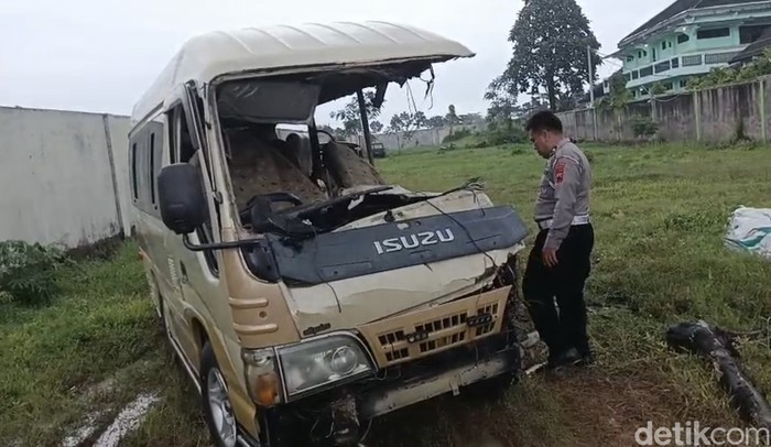 Kondisi Mobil Izusu Elf dengan nomor polisi S-7338-AA yang ringsek di Satlantas Polres Karanganyar, Sabtu (17/5/2025)